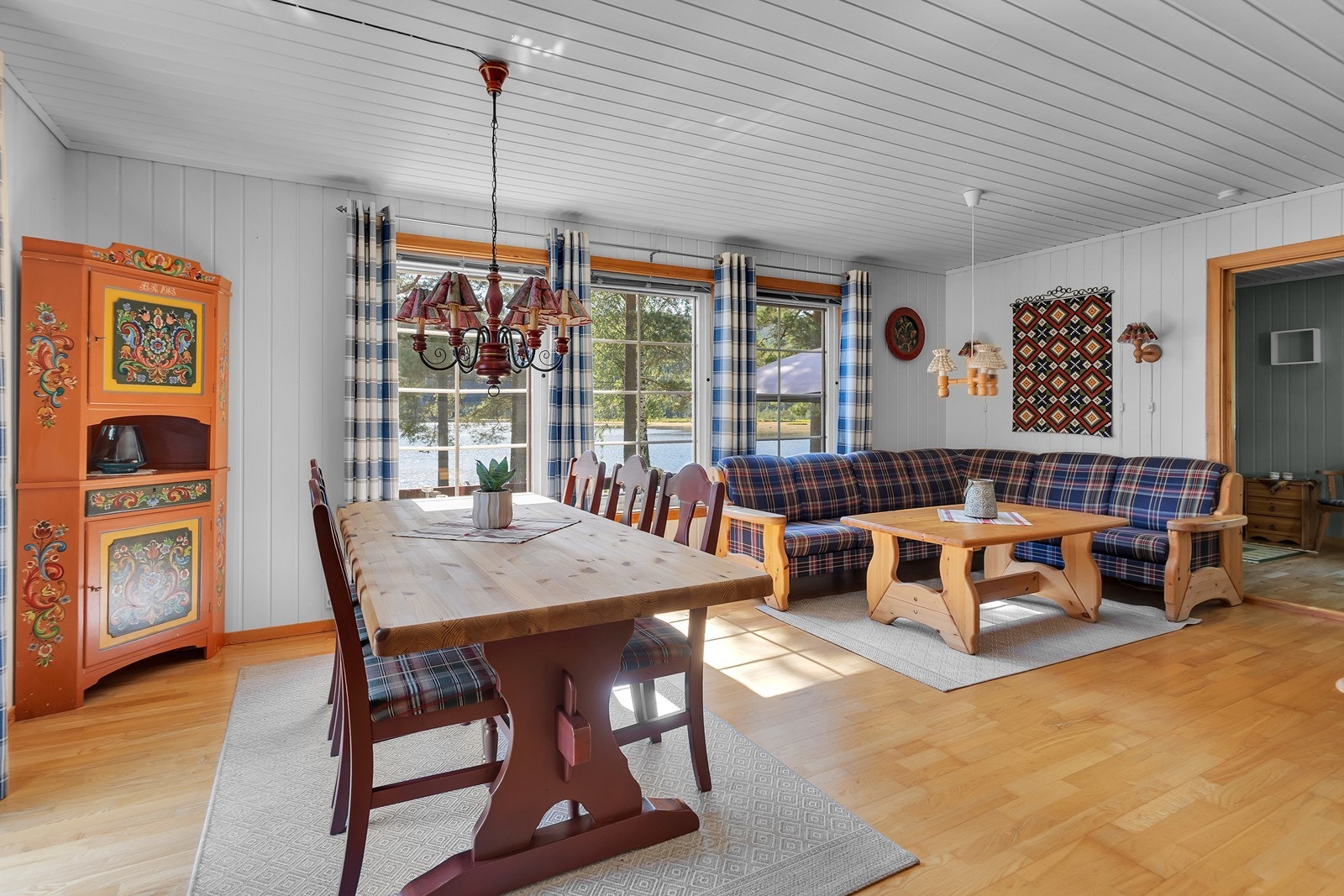 I stua er det god plass til både sofamøbler og spisebord Galleribilde