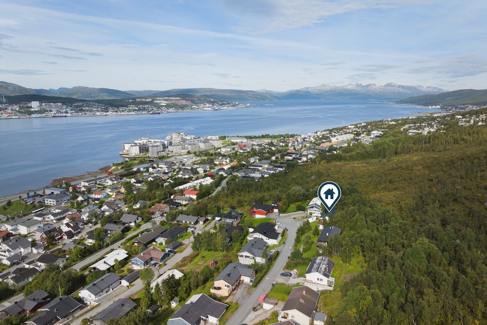 I tillegg er det flere dagligvarebutikker i nærheten, samt busstopp i umiddelbar nærhet, med gode direkteforbindelser til bl.a. Tromsø sentrum, UiT/UNN og flyplassen.