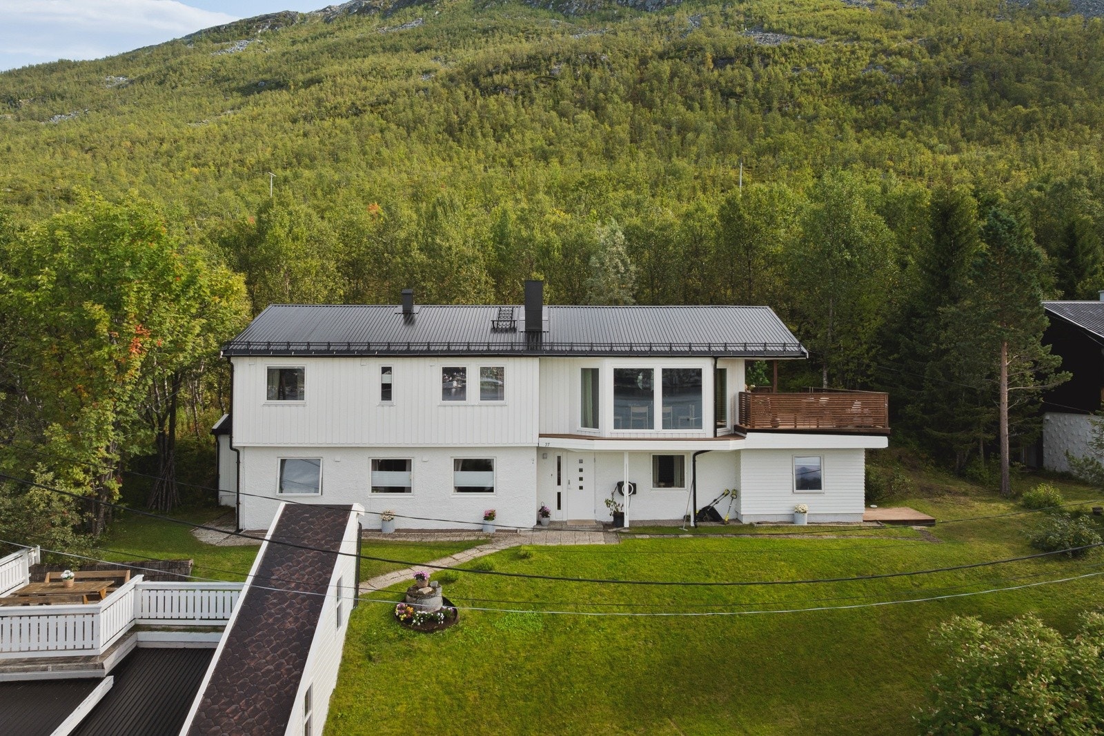 Herlige uteområder på eiendommen. Stor hage med plen og diverse beplantning.