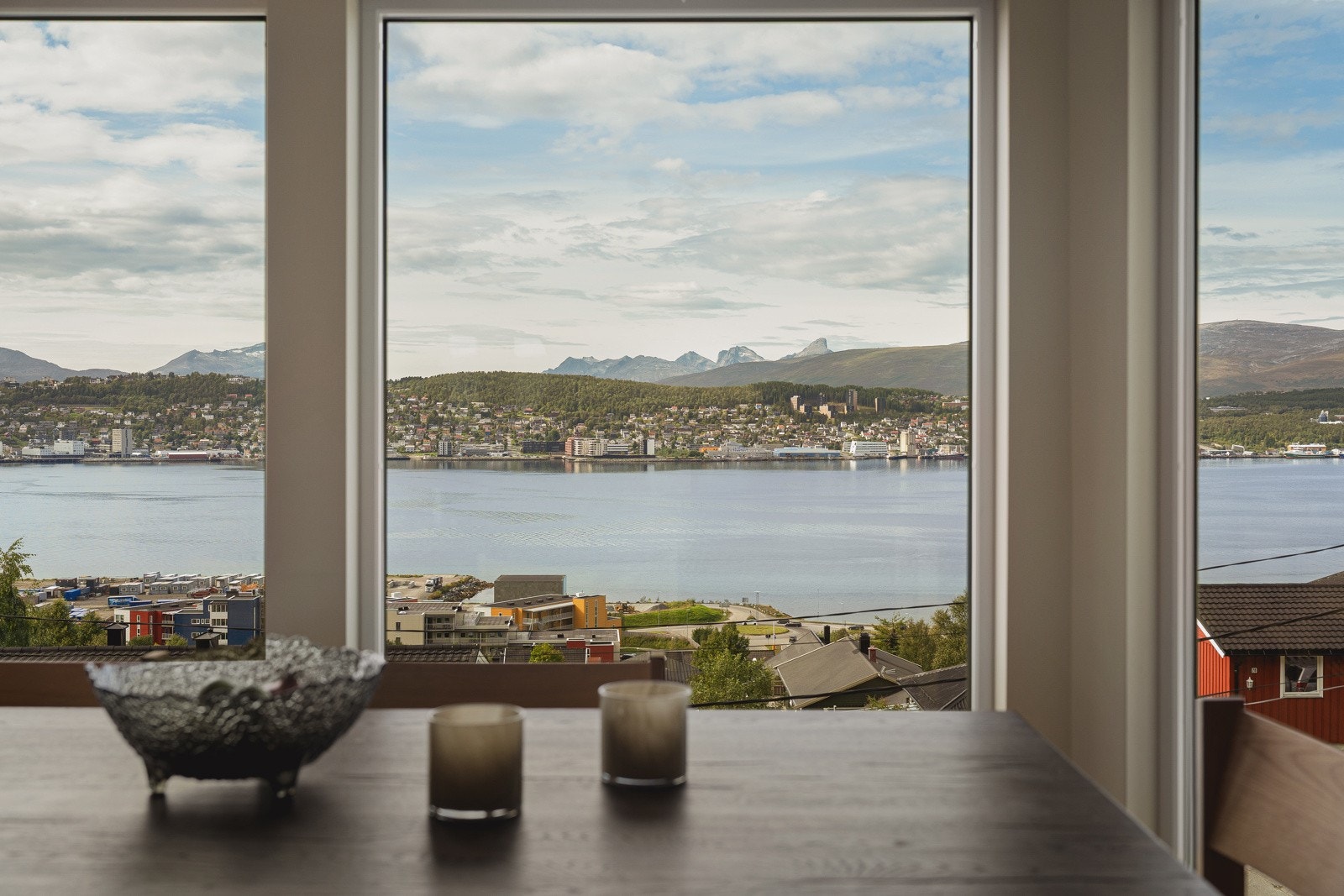 Fantastisk utsikt mot fjord og fjell. Vinduene er byttet og veggen er etterisolert i forbindelse med renovering av stuen.