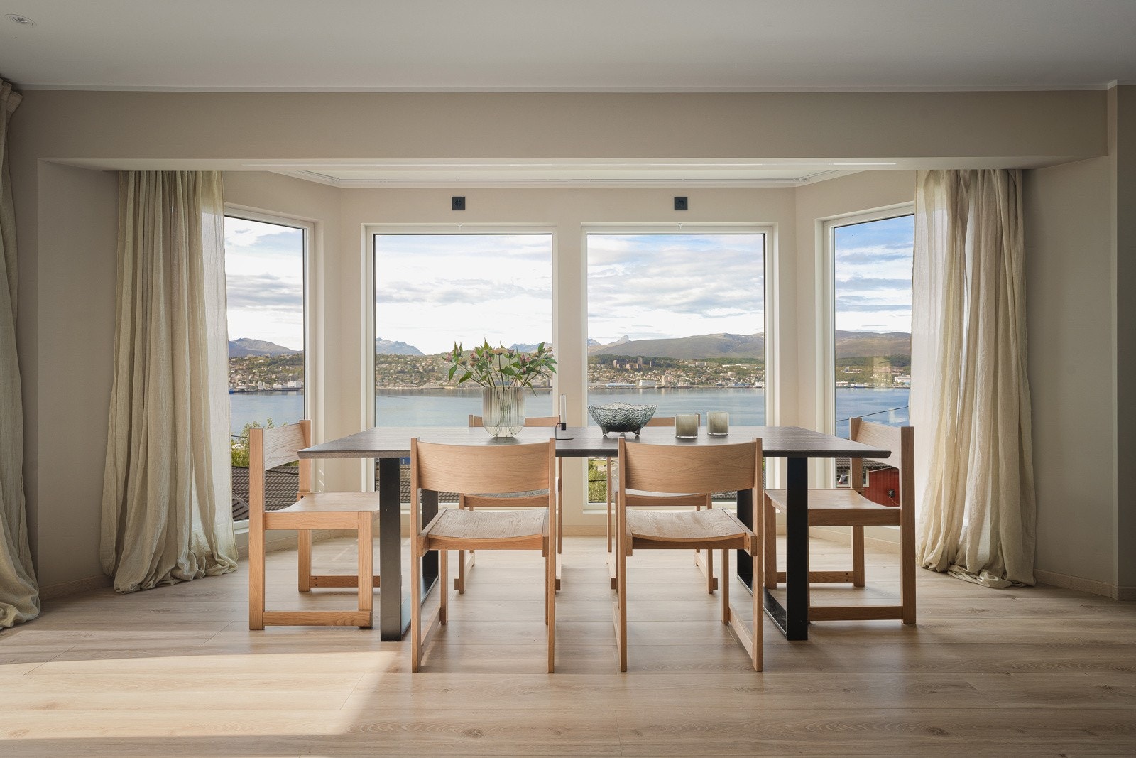 God plass for stort spisebord med plass til hele familien. Gulvvarme i hele rommet.