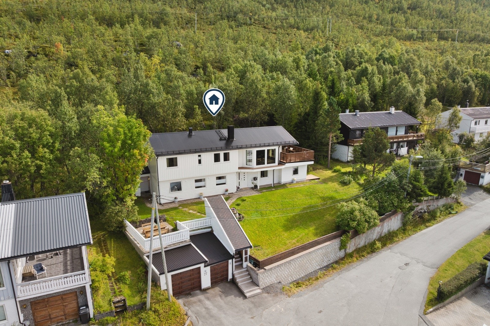 Eiendommen ligger tilbaketrukket og skjermet til, uten noe særlig innsyn. Strålende solforhold og fantastisk utsikt.