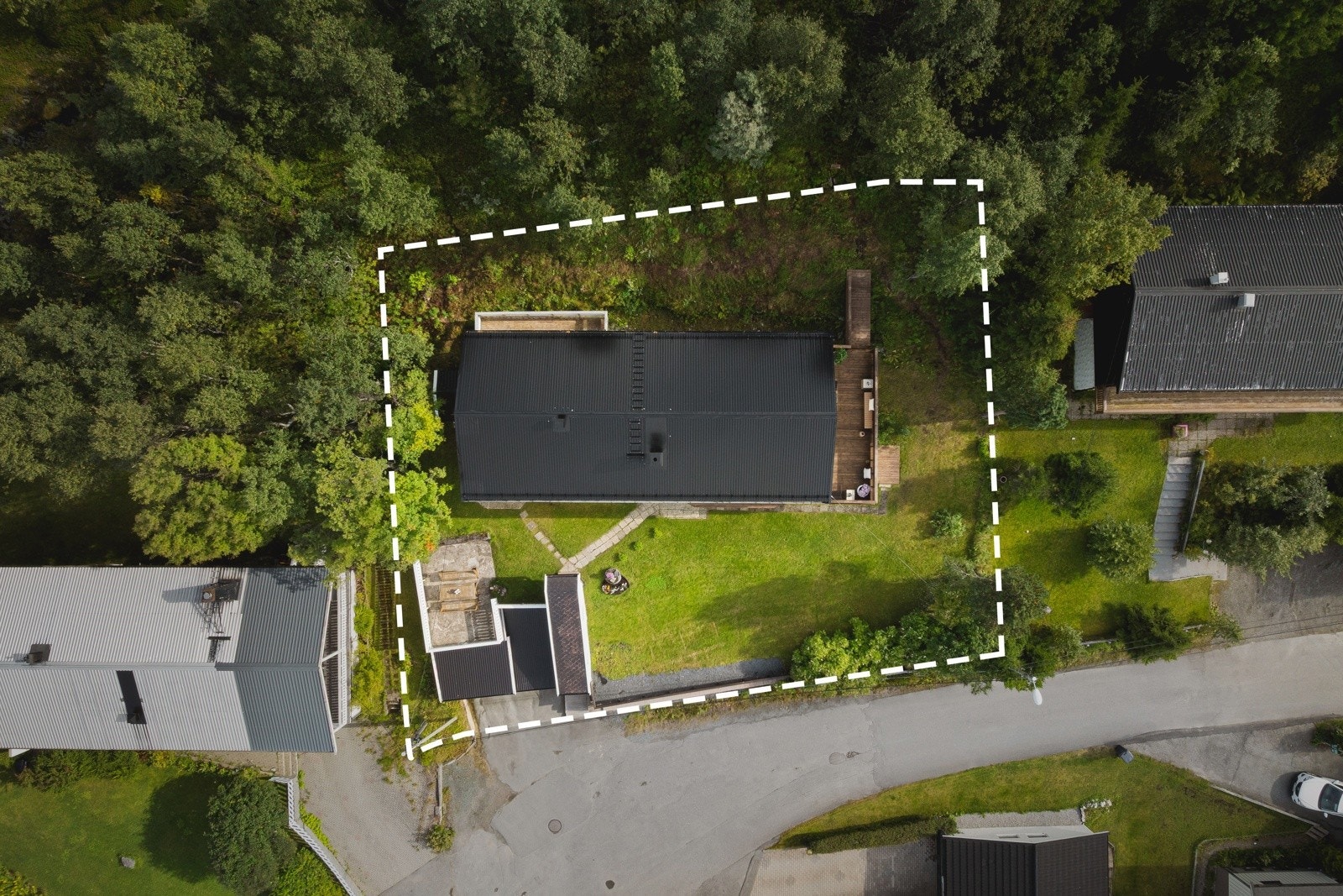 Naturen som nærmeste nabo. (tomtegrense kan avvike)