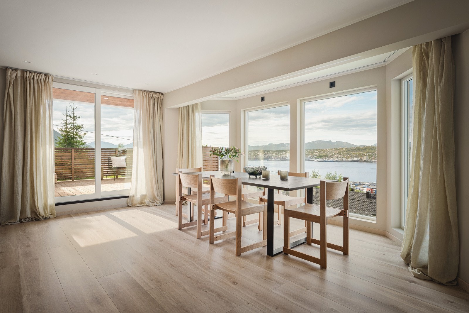 Her er det rause vindusflater lags hele rommet, som slipper inn rikelige mengder med naturlig lys og byr på magisk utsikt.