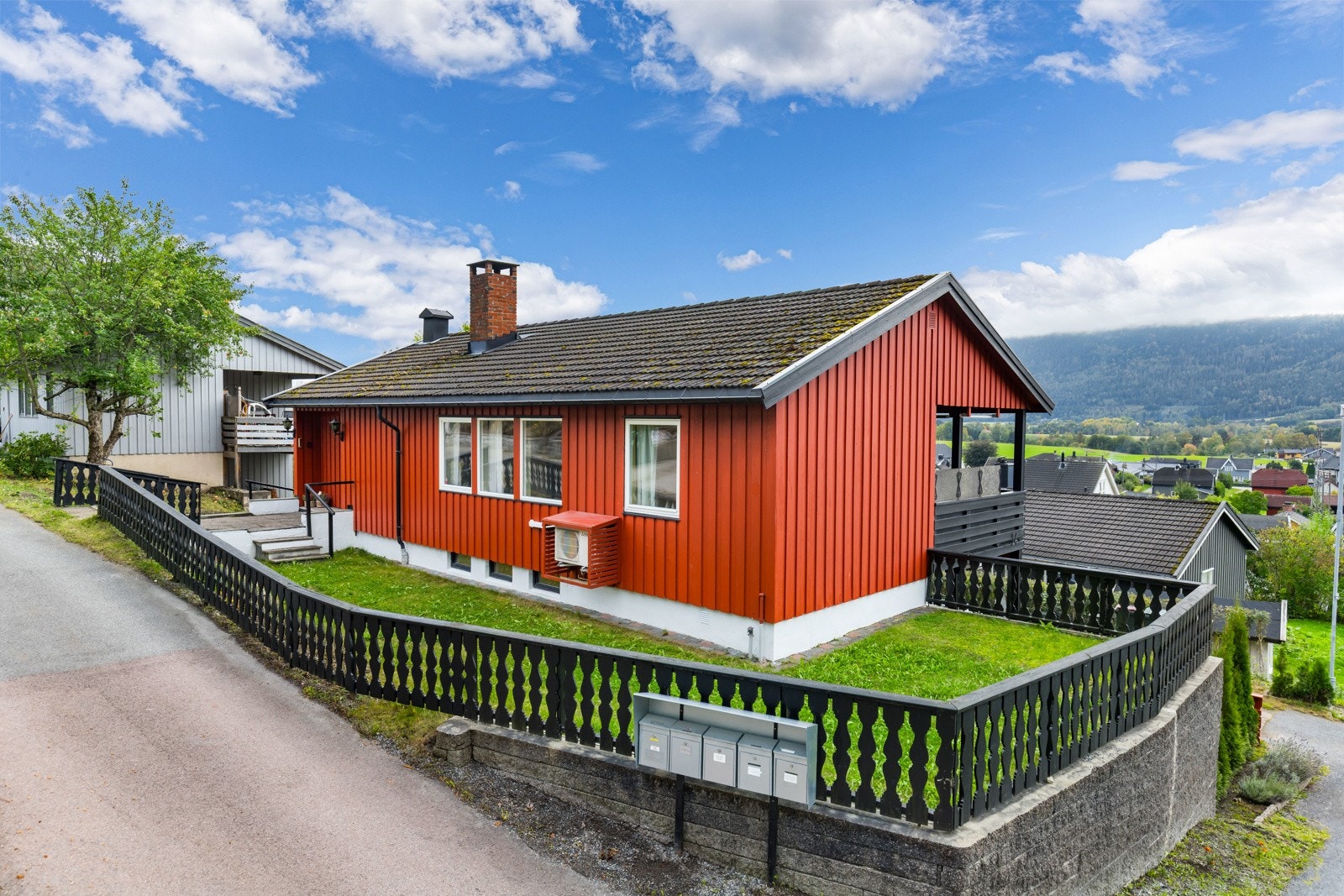 Boligen har hyggelige uteområder med både en romslig terrasse i hovedetasjen og en stor platting i underetasjen Galleribilde