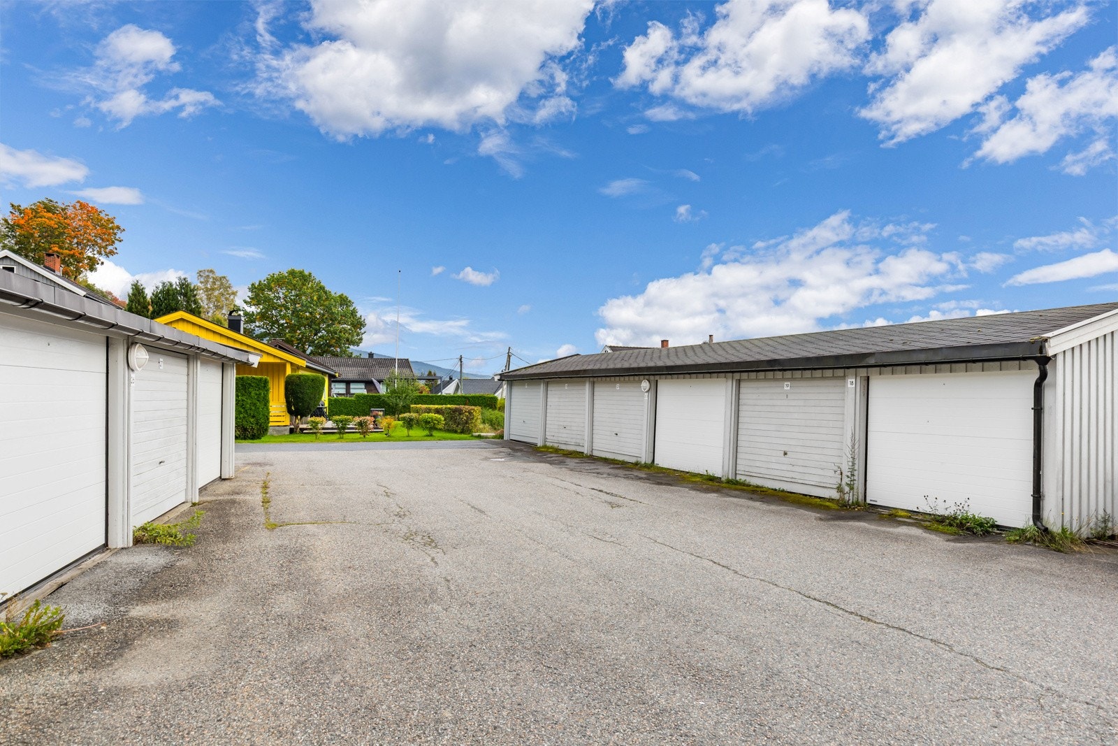Det medfølger bruksrett til en garasjeplass i garasje i rekke på fellesområde, i tillegg til plass ute på felles parkering. Galleribilde