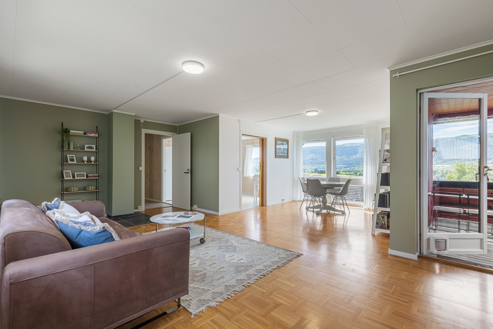 Stuen er et lyst og trivelig oppholdsrom med god plass til både sofagruppe og spisebord Galleribilde