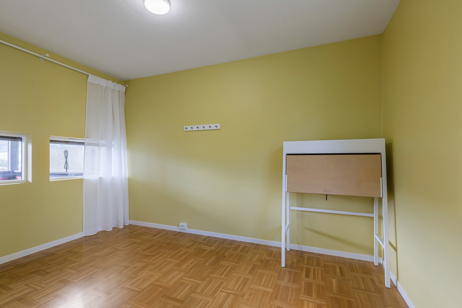 Alle soverommene har godt naturlig lysinnslipp og fremstår som lyse og innbydende. Galleribilde