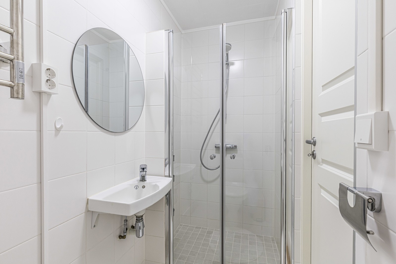 Badet er oppgradert med nye veggfliser og membranplater tilpasset trebjelkelag ved bruk av Vetpro-system. Galleribilde