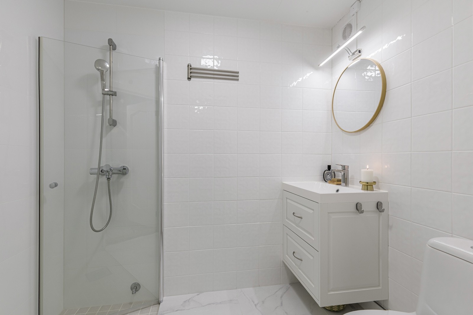 Badet og vaskerommet har en praktisk planløsning med plass til både vaskemaskin og øvrige baderomsfunksjoner Galleribilde