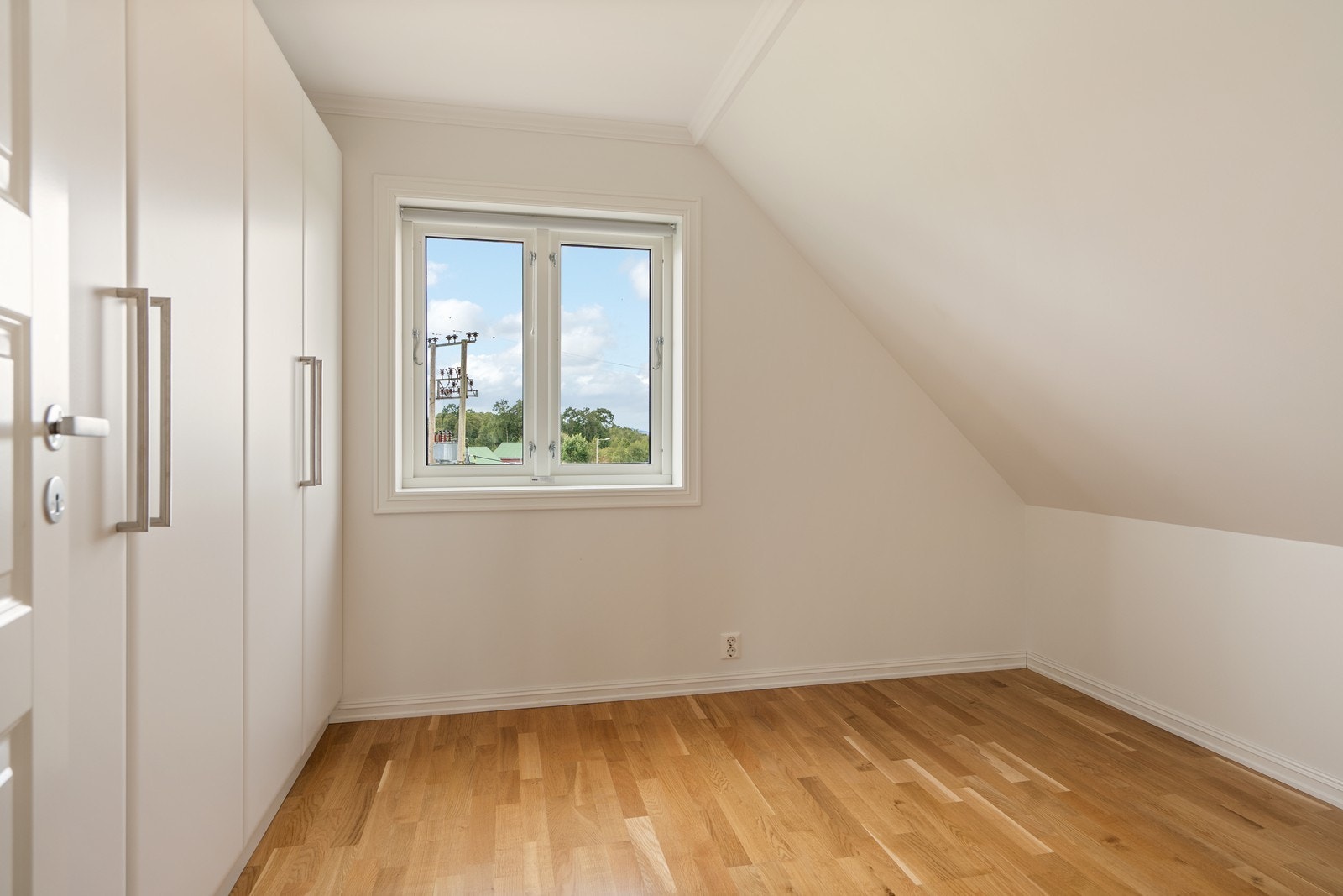 To av rommene har garderobeskap. Galleribilde