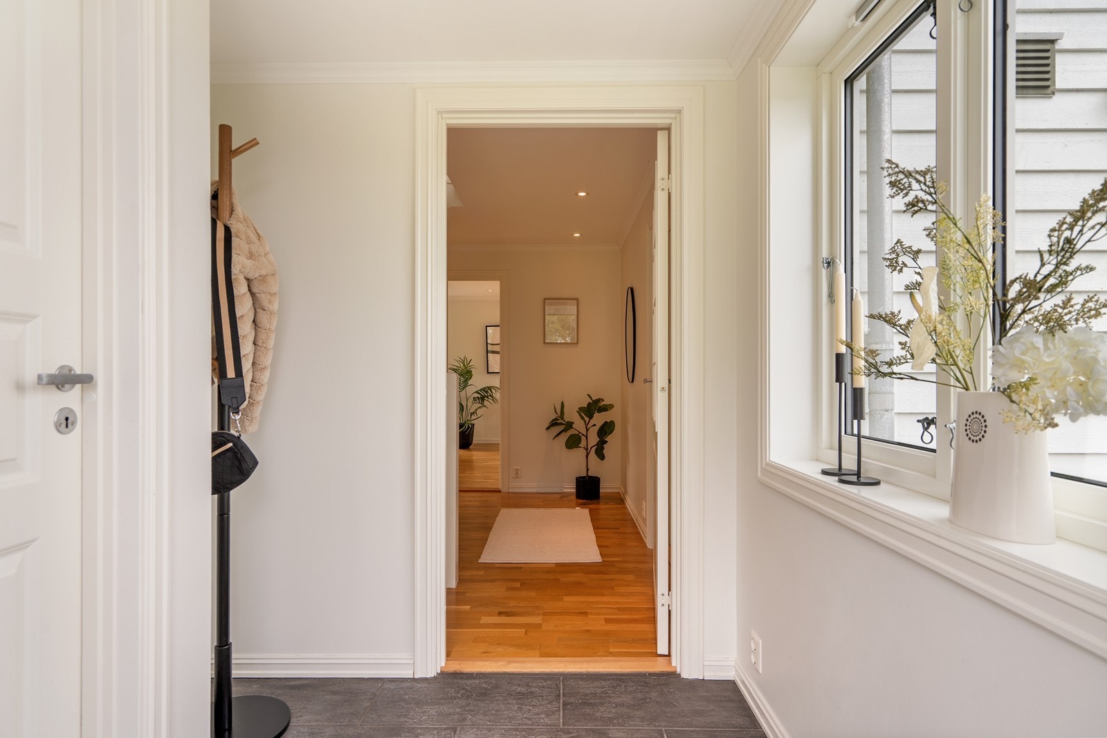 Her er god plass til yttertøy og sko. Galleribilde