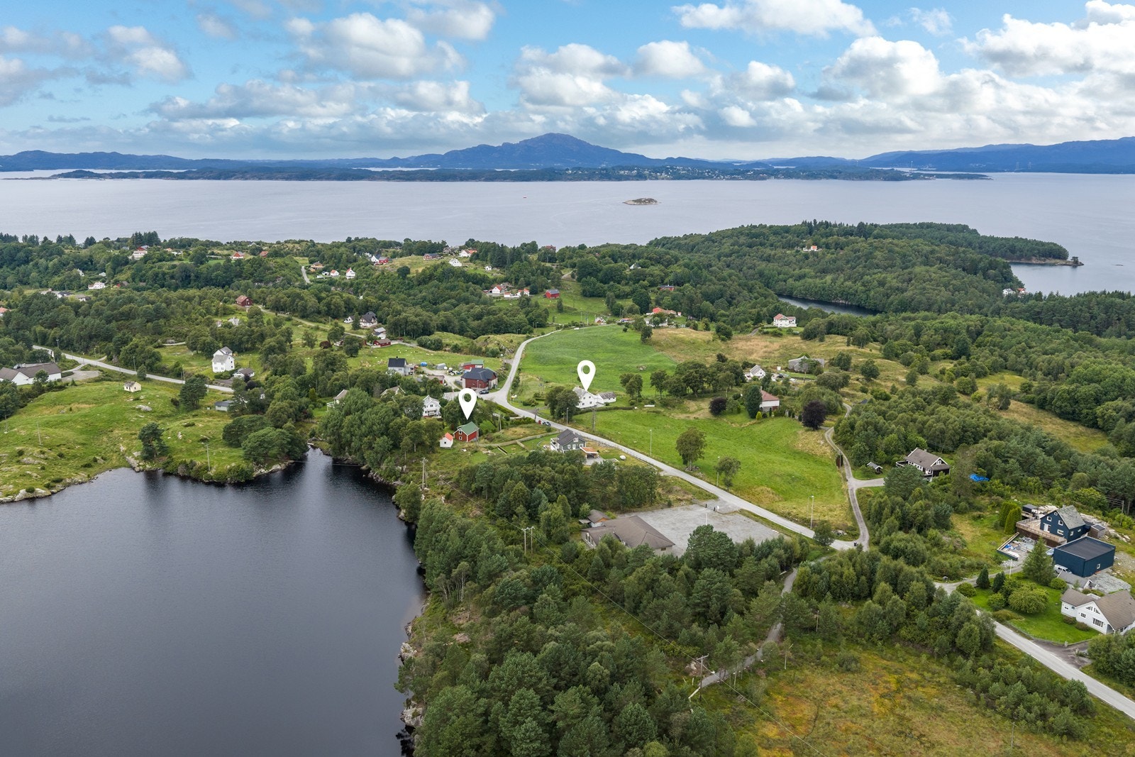 Eiendommen ligger vakkert til på Mjånes i Auklandshamn, med nærhet til sjø og natur samtidig som det er kort vei til dagligvarebutikk og skole. Galleribilde