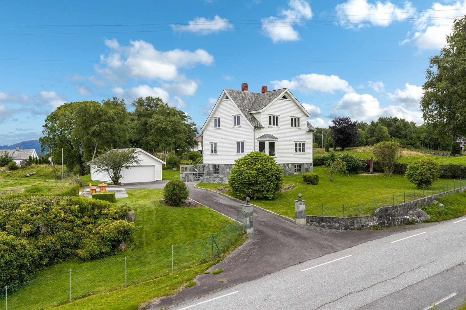 Velkommen til Øklandsvegen 807 - Et solrikt småbruk med stor, velholdt enebolig, garasje, løe og saue/hønsehus. Galleribilde