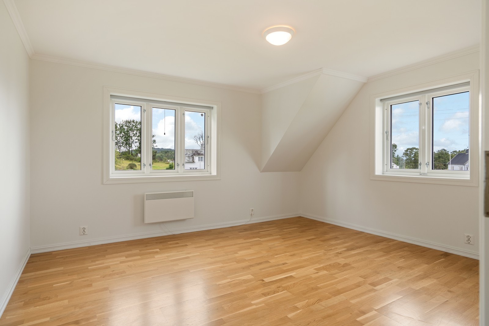 Ett av rommene i 2. etasje kan f.eks benyttes som loftstue eller lekerom. Galleribilde