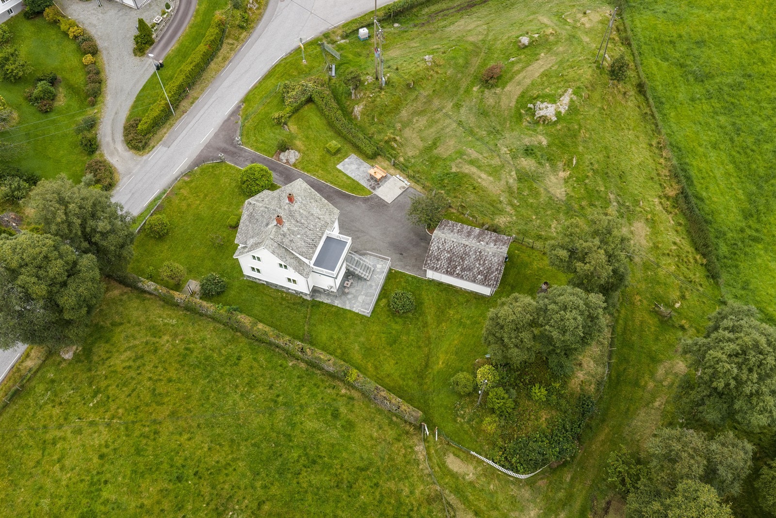 Hovedtomten har et areal på ca 1 650 m2 og er flott opparbeidet med trær, prydbusker, plattinger og stor gressplen for ballspill og lek. Tilleggstomten har et areal på ca 124,5 dekar og består av jordbruksareal. Galleribilde