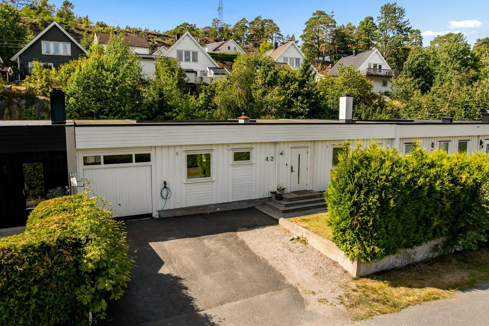 Boligen ligger i en rolig gate med lite gjennomgangstrafikk. Galleribilde
