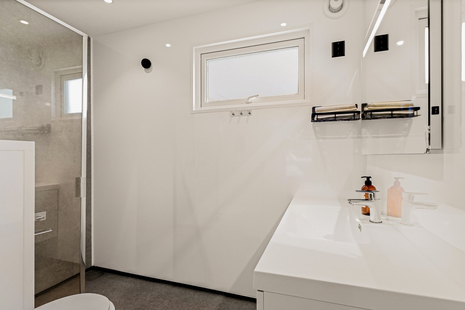 Badet har downlights i himling og avtrekksvifte på yttervegg. Galleribilde