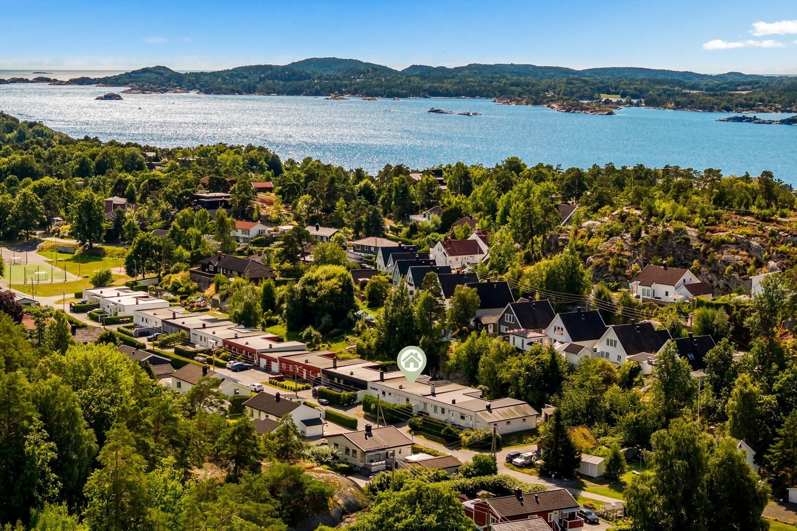 Tangenbukta med bademuligheter er lett tilgjengelig fra boligen. Galleribilde