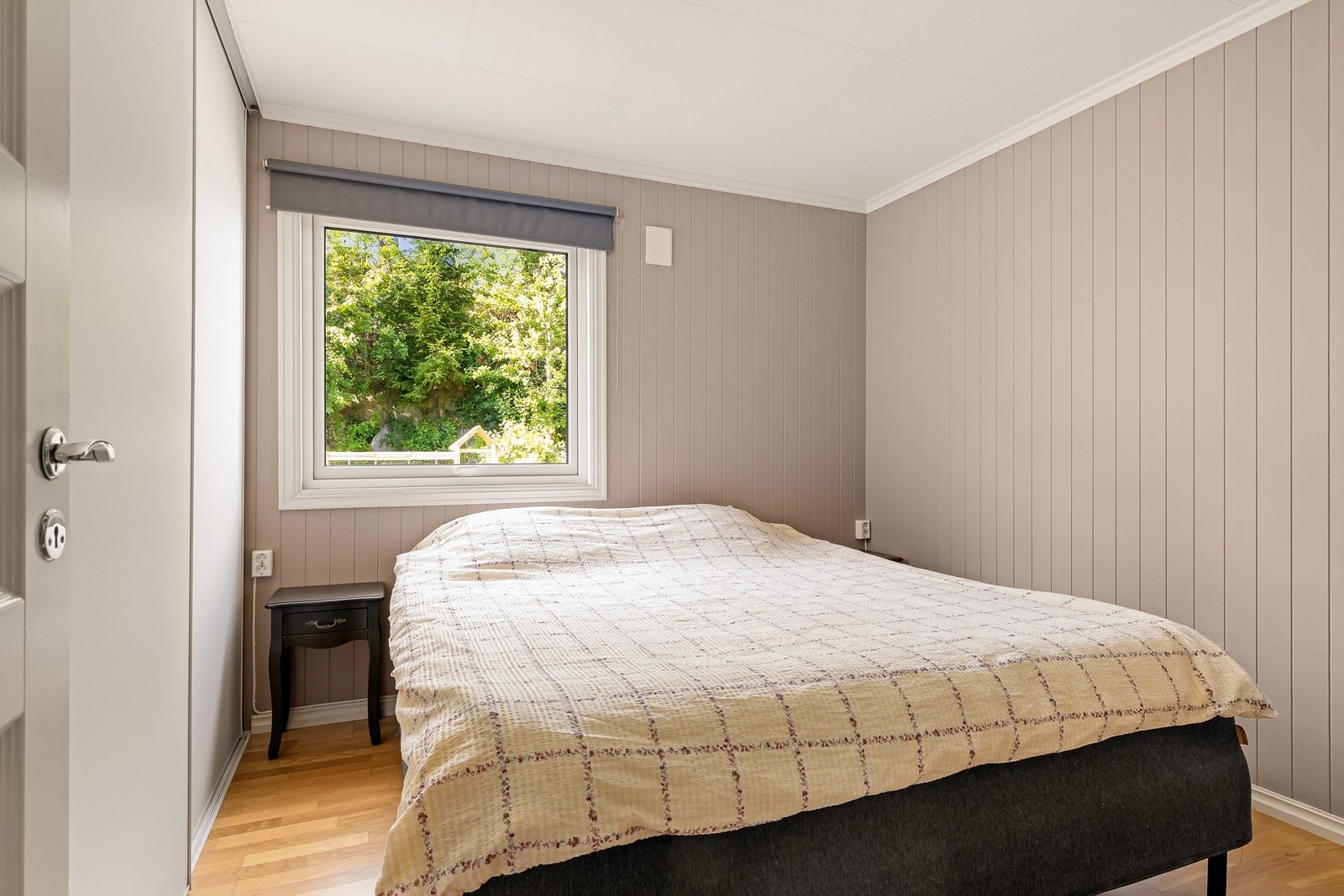 Ett av boligens tre soverom, med plass til dobbeltseng. Galleribilde