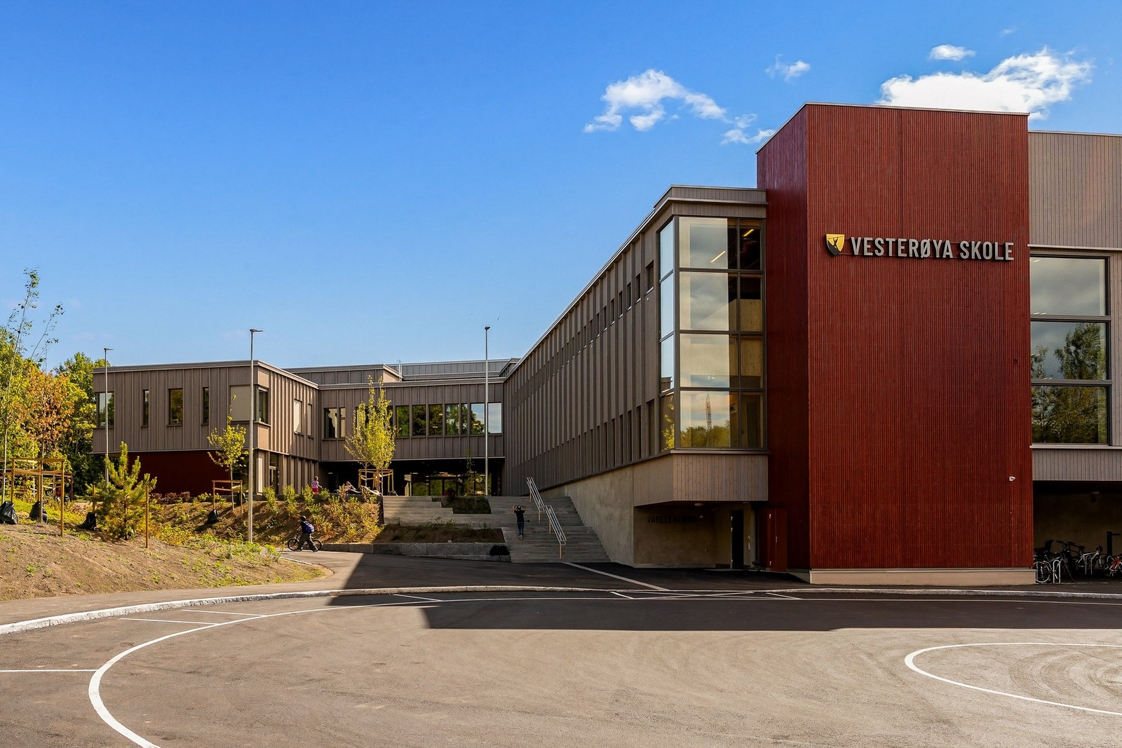 Skolen har trygge gang- og sykkelveier for barna. Galleribilde