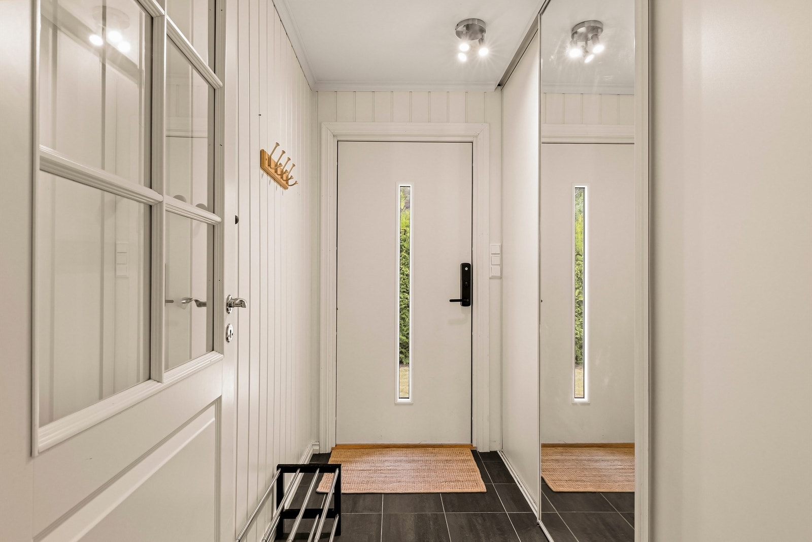 Ytterdør med kodelås fra 2023 og skyvedørsgarderobe med speilfronter. Galleribilde