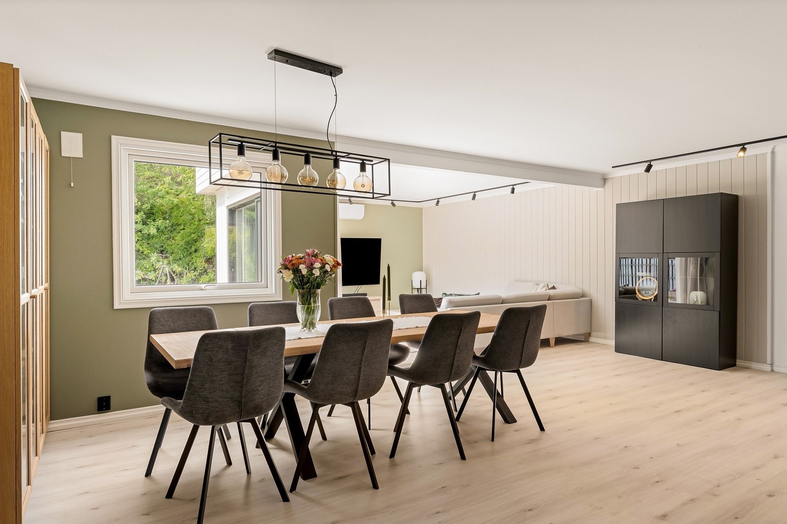 Stuen har god plass til både sofagruppe og spisebord. Galleribilde