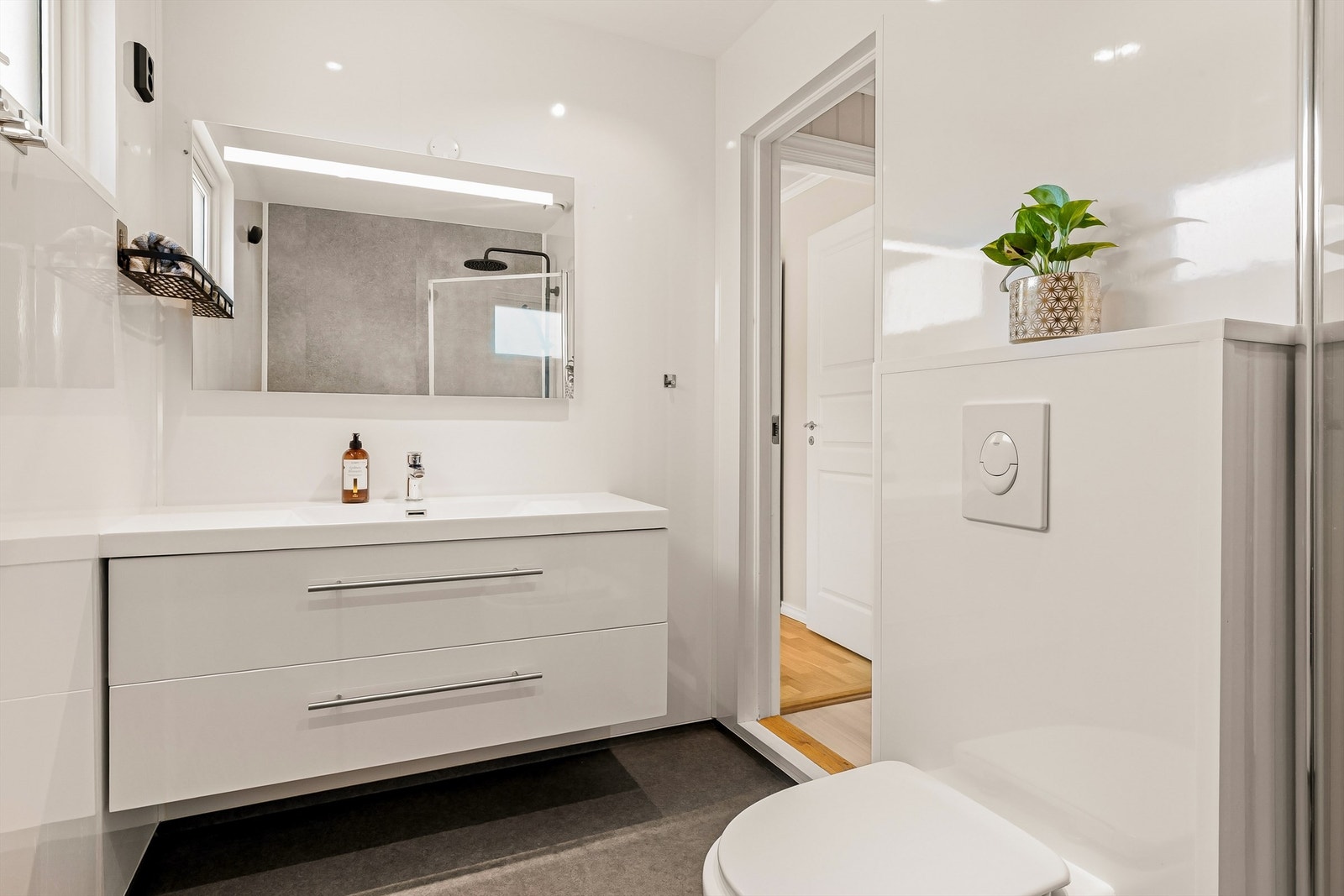 Badet ble oppgradert i 2015 med ny innredning og våtromsplater på veggene. Galleribilde