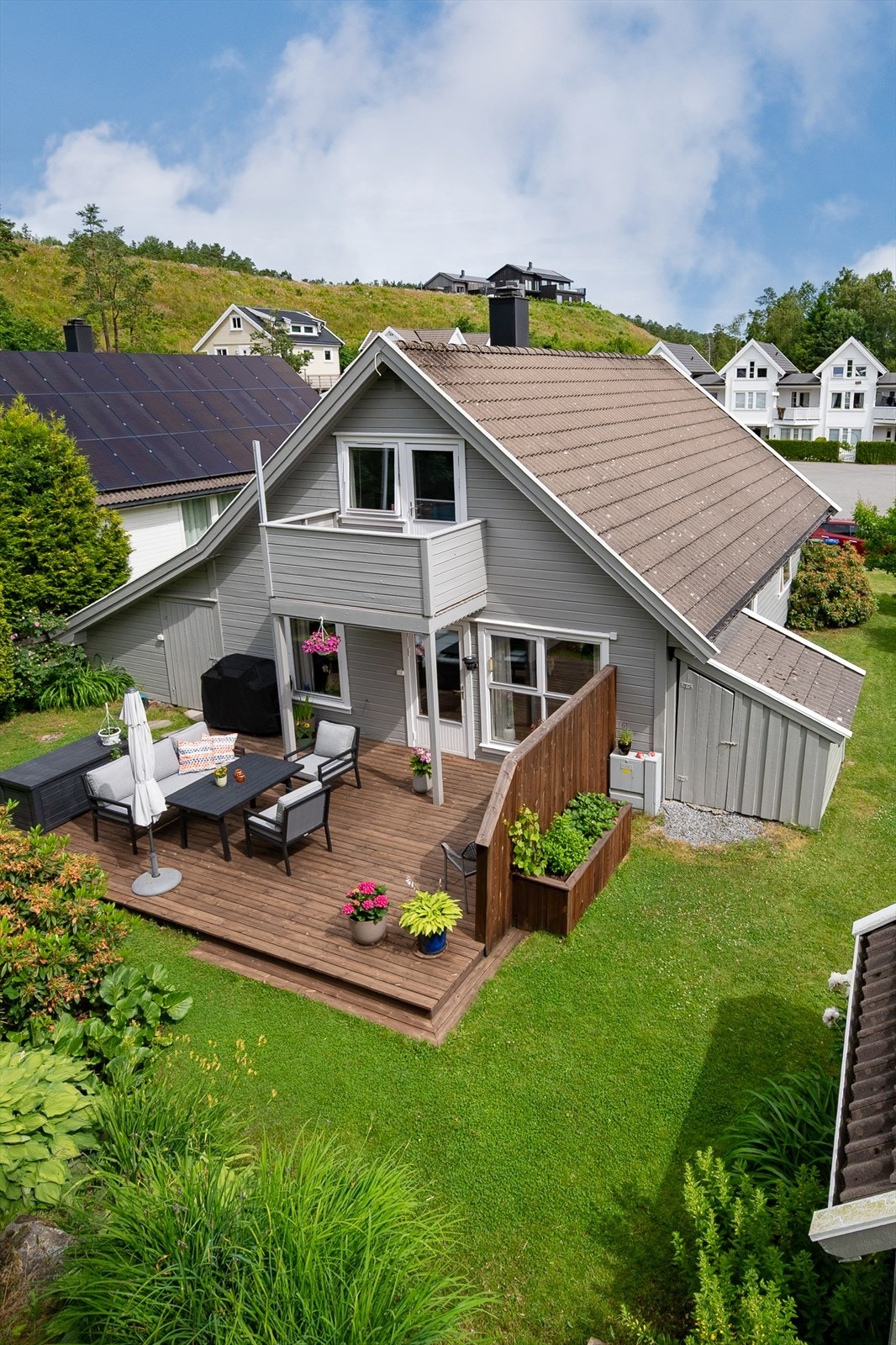 Den store terrassen har god plass til utemøbler og grill. Galleribilde