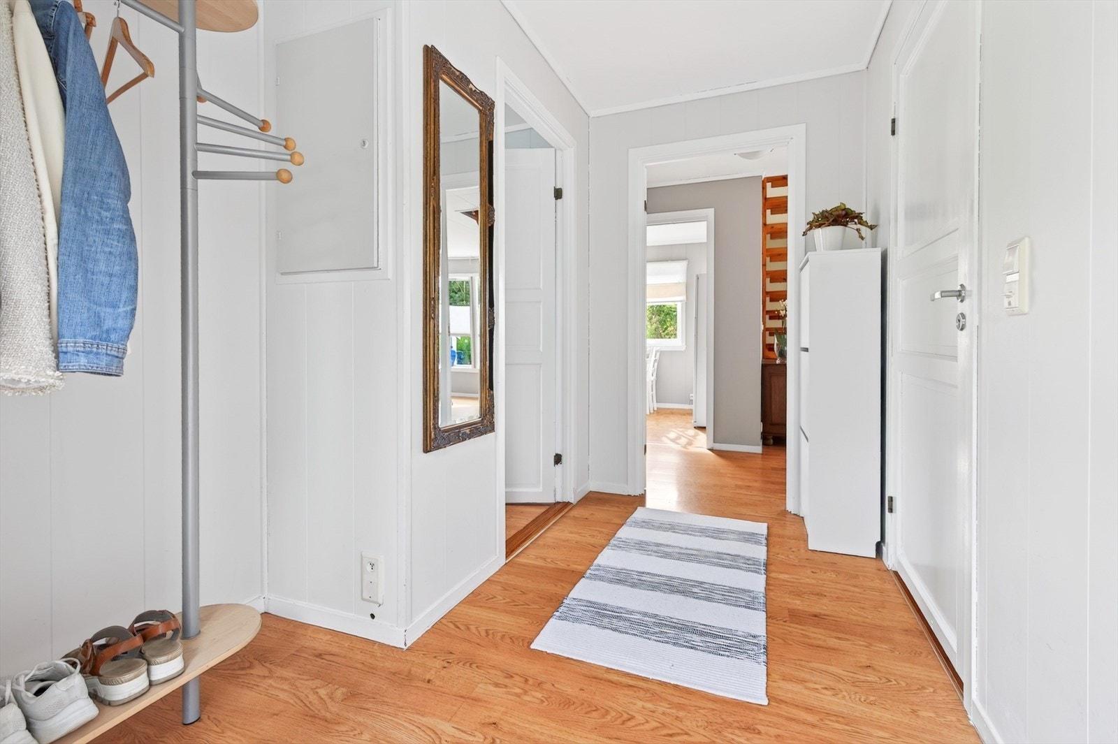 Gangen har plass til oppbevaring av yttertøy og sko. Galleribilde