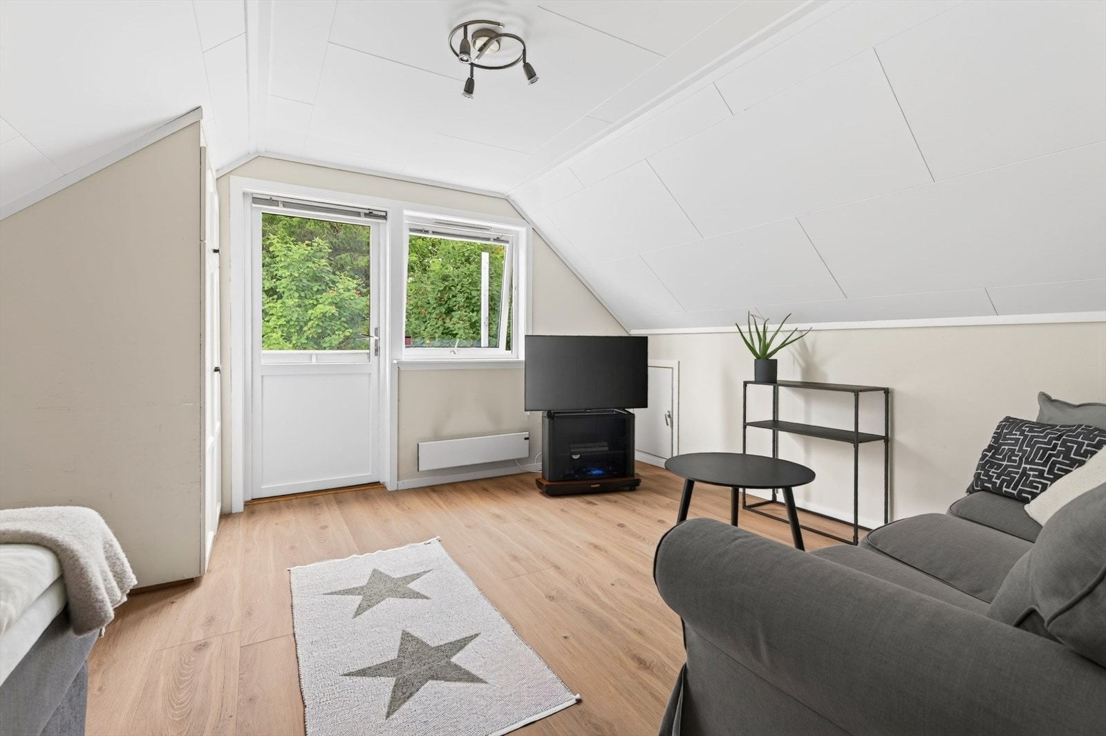 Loftstuen i andre etasje har utgang til egen balkong. Galleribilde