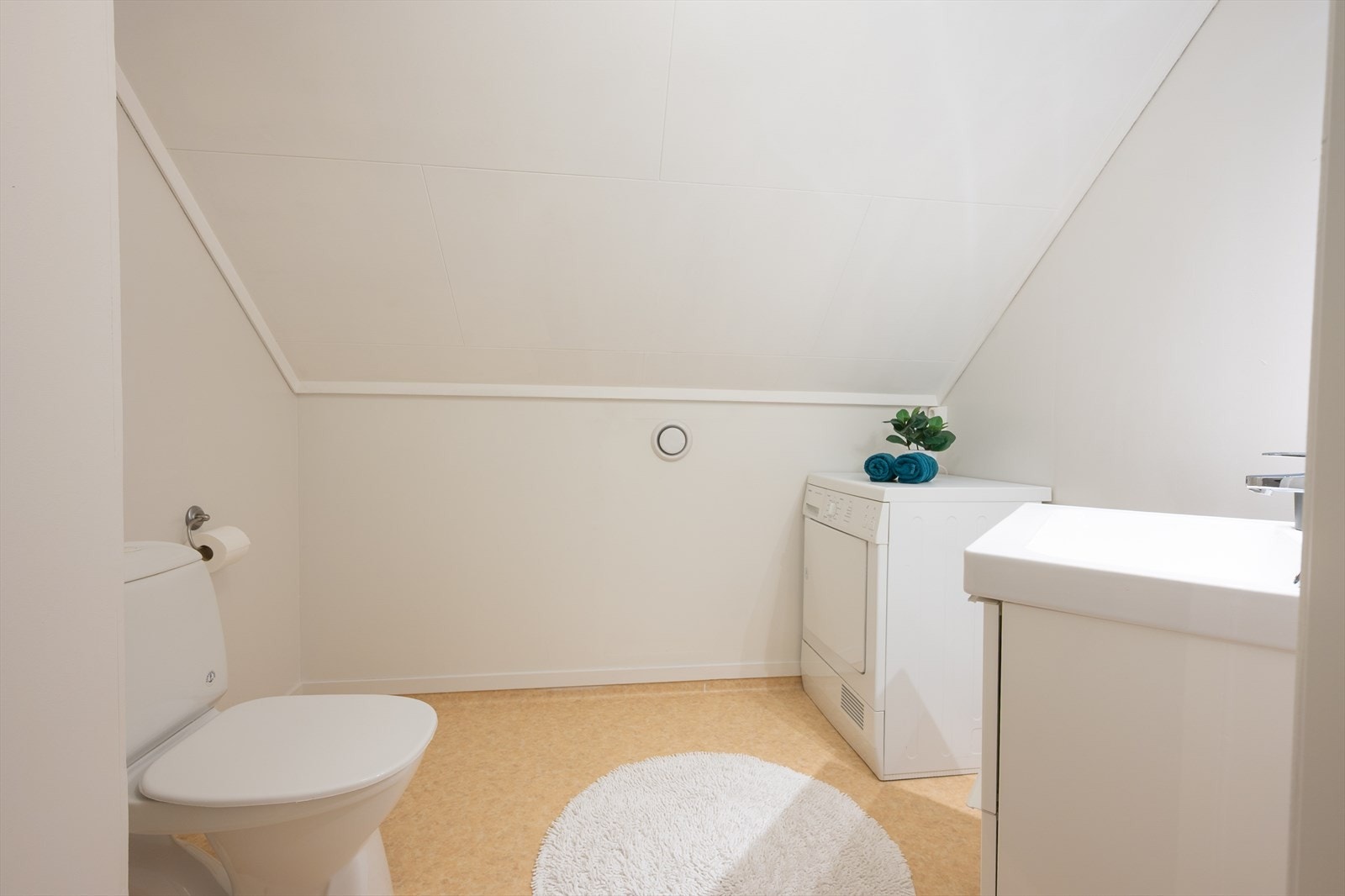 Praktisk WC-rom i andre etasje. Galleribilde