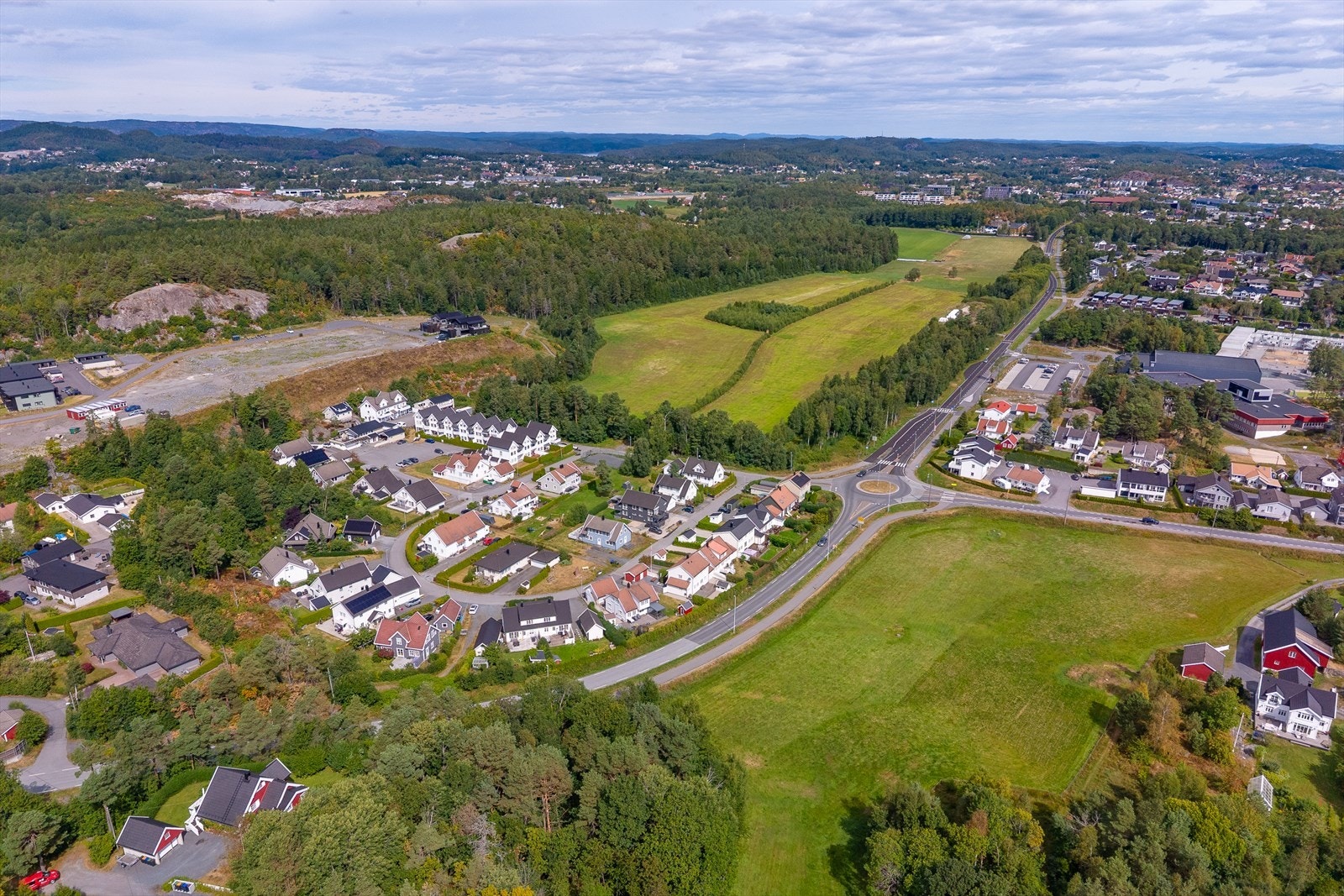 Boligen ligger i et barnevennlig område med kort vei til Holvika barne- og ungdomsskole. Galleribilde