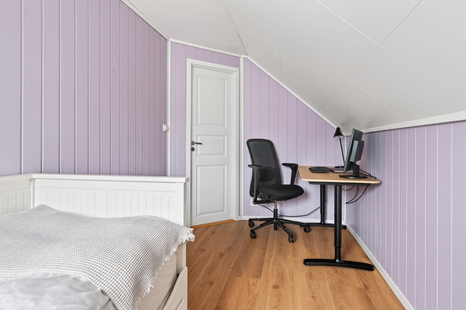 Soverommet har plass til både seng og en egen arbeidsplass. Galleribilde