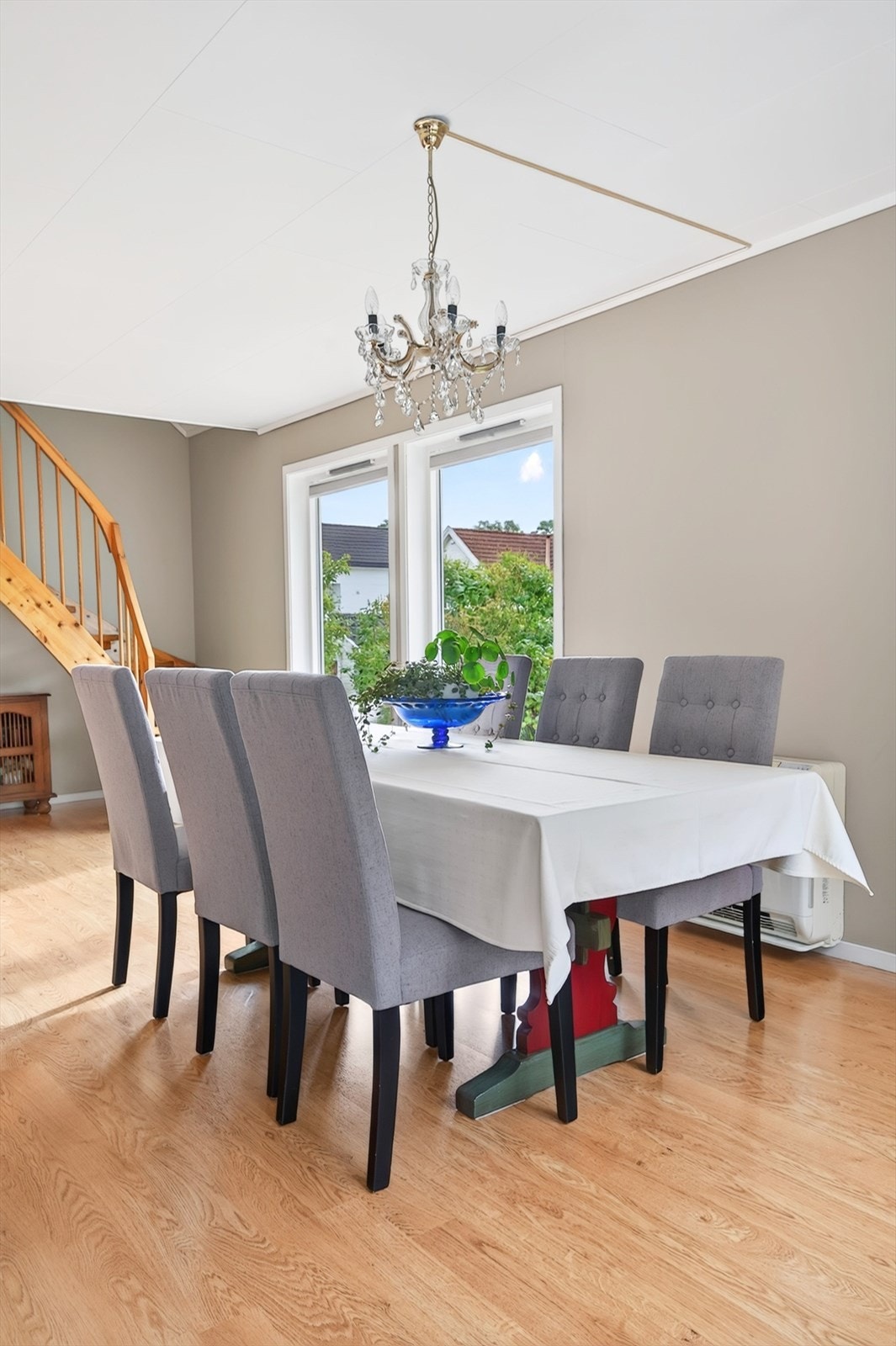 Spisestuen har god plass til å samle familie og venner. Galleribilde