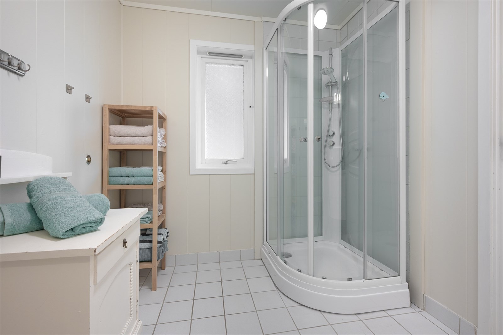 Badet i første etasje er utstyrt med dusjkabinett. Galleribilde