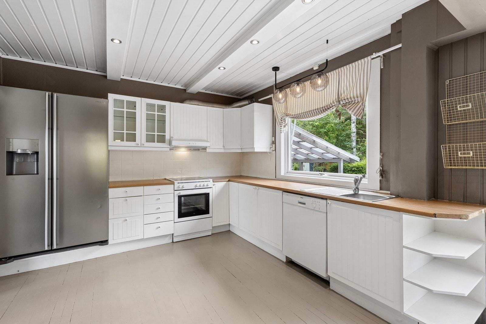Kjøkkeninnredning med profilerte fronter og laminat benkeplate. Galleribilde