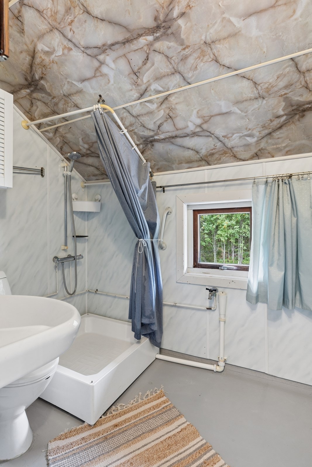 Badet i andre etasje er utstyrt med dusjnisje og servant. Galleribilde