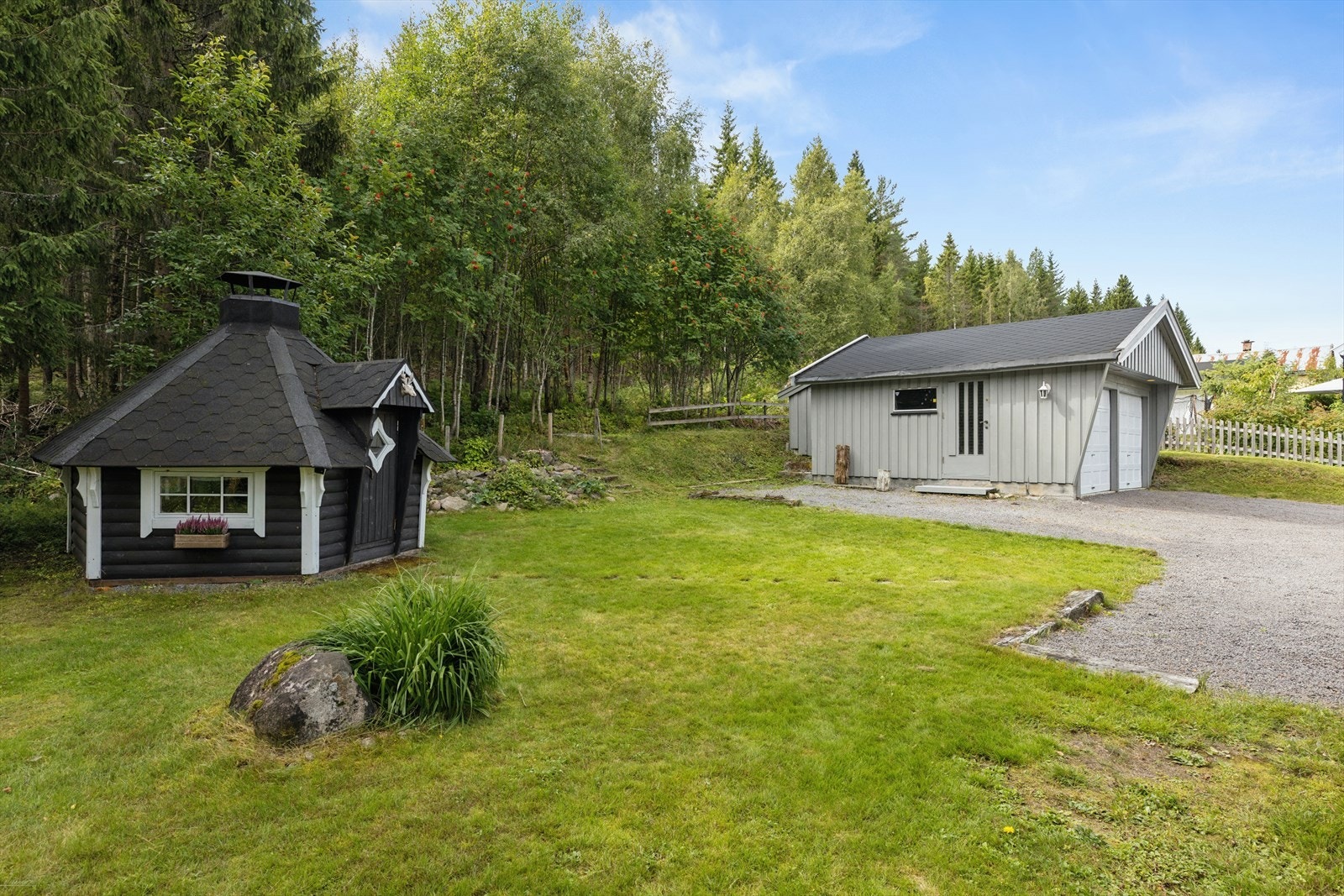 Den store tomten gir rikelig med plass for lek og utendørsaktiviteter. Galleribilde