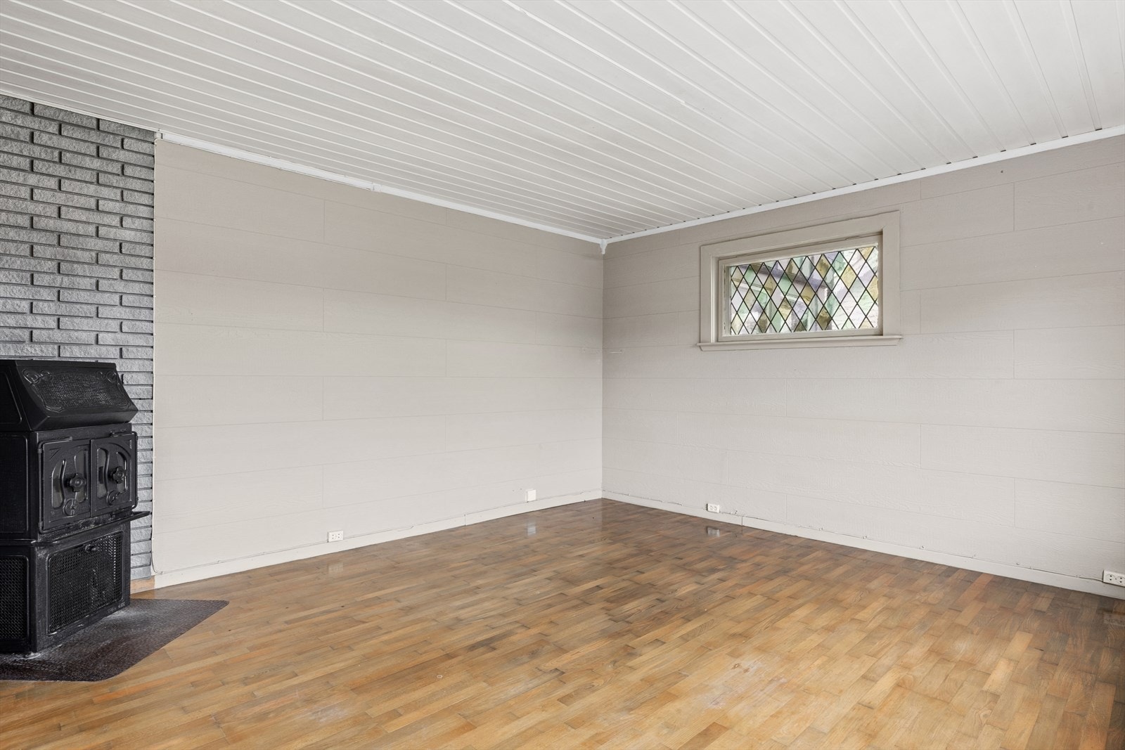 En klassisk vedovn gir både varme og en hyggelig atmosfære i stuen. Galleribilde