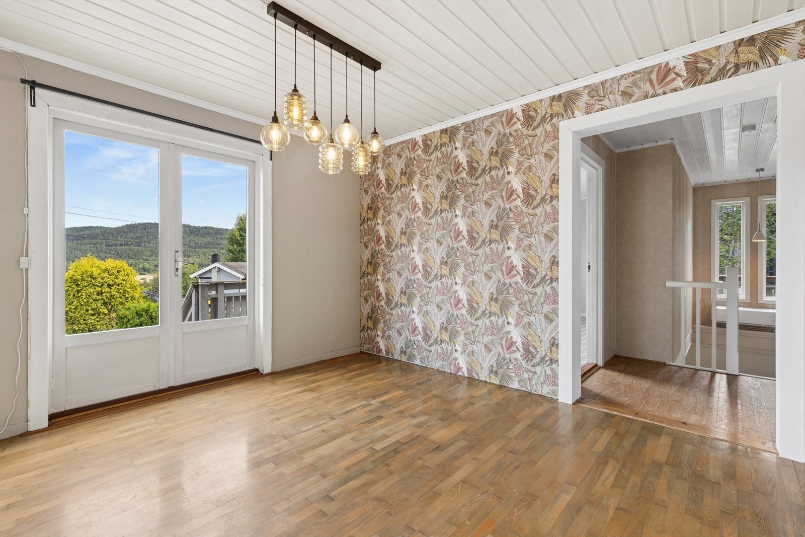 Spisestuen har plass til langbord og doble dører med utgang til veranda. Galleribilde