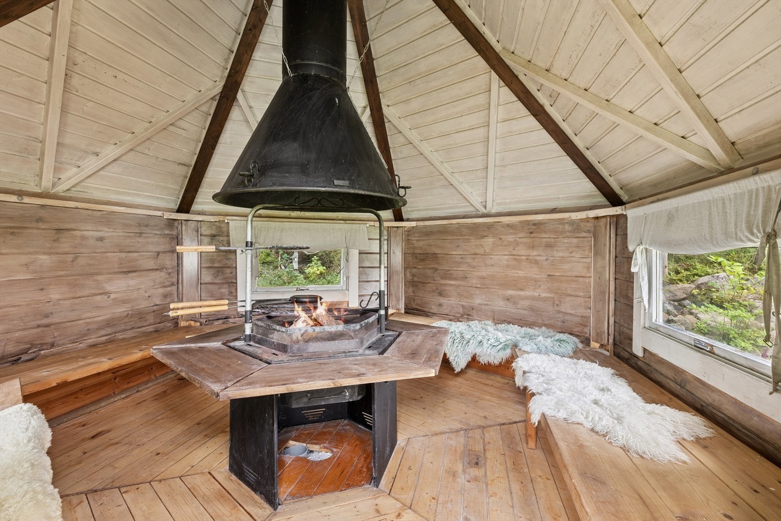 Egen grillhytte på tomten - et perfekt samlingspunkt for familie og venner. Galleribilde