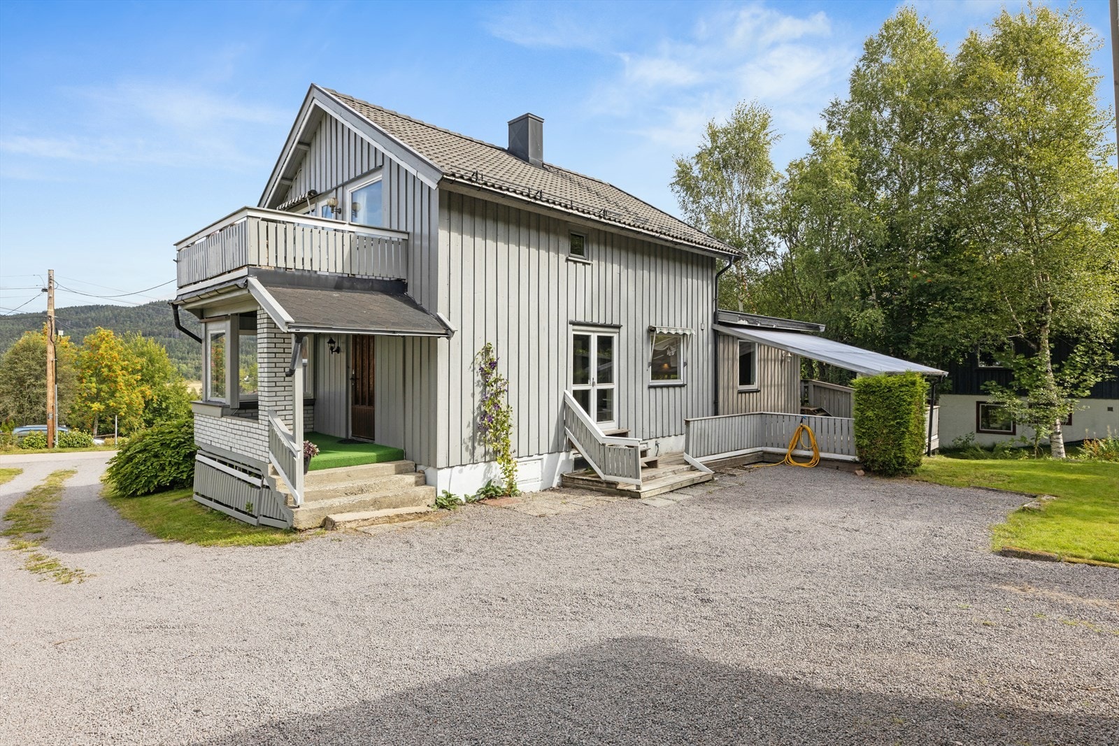 Dette er en hel horisontaldelt tomannsbolig med to boenheter. Fin beliggenhet nær marka. Nydelig utsikt mot Romeriksåsen. Galleribilde