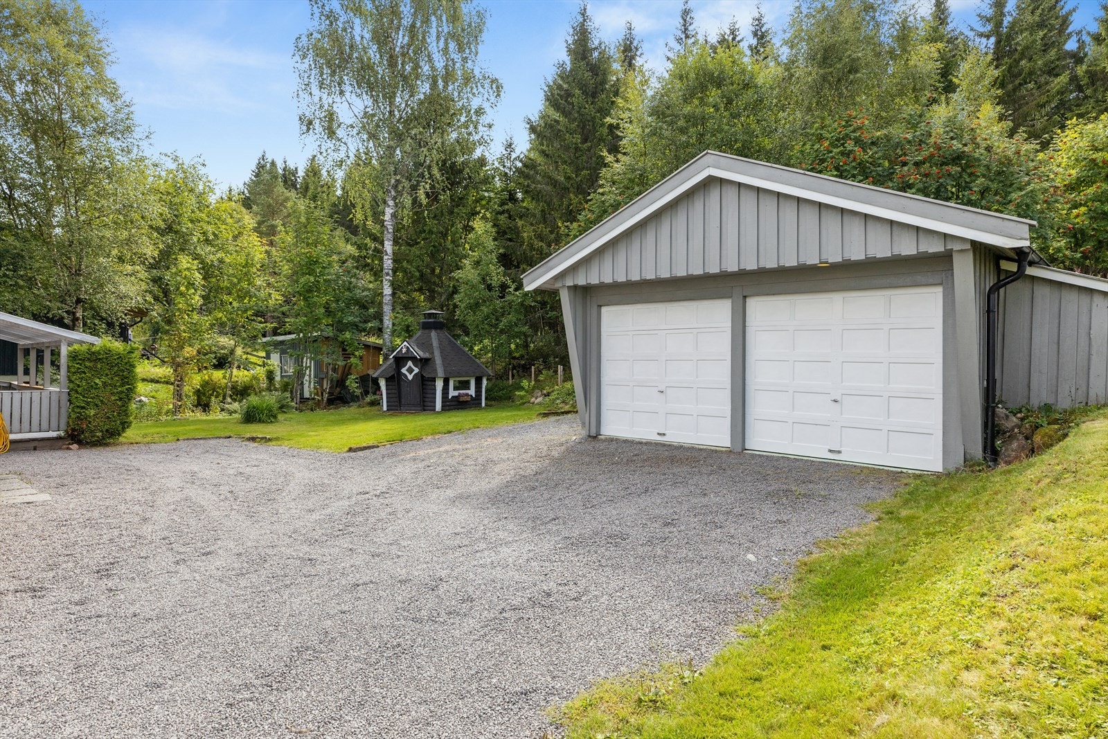 Dobbelgarasje med god plass til parkering og lagring. Galleribilde