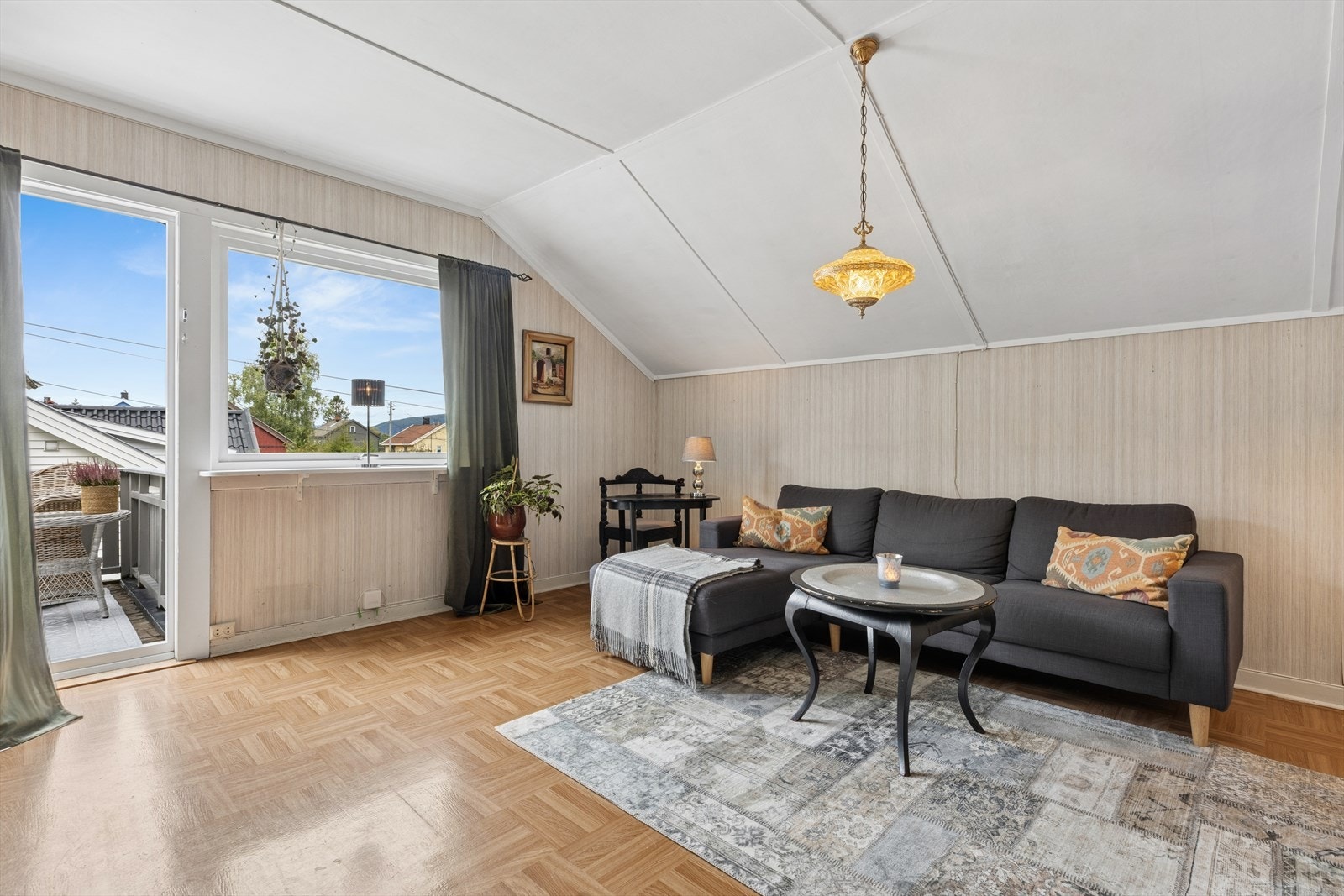 Stuen i andre etasje har skråtak og utgang til egen balkong. Galleribilde