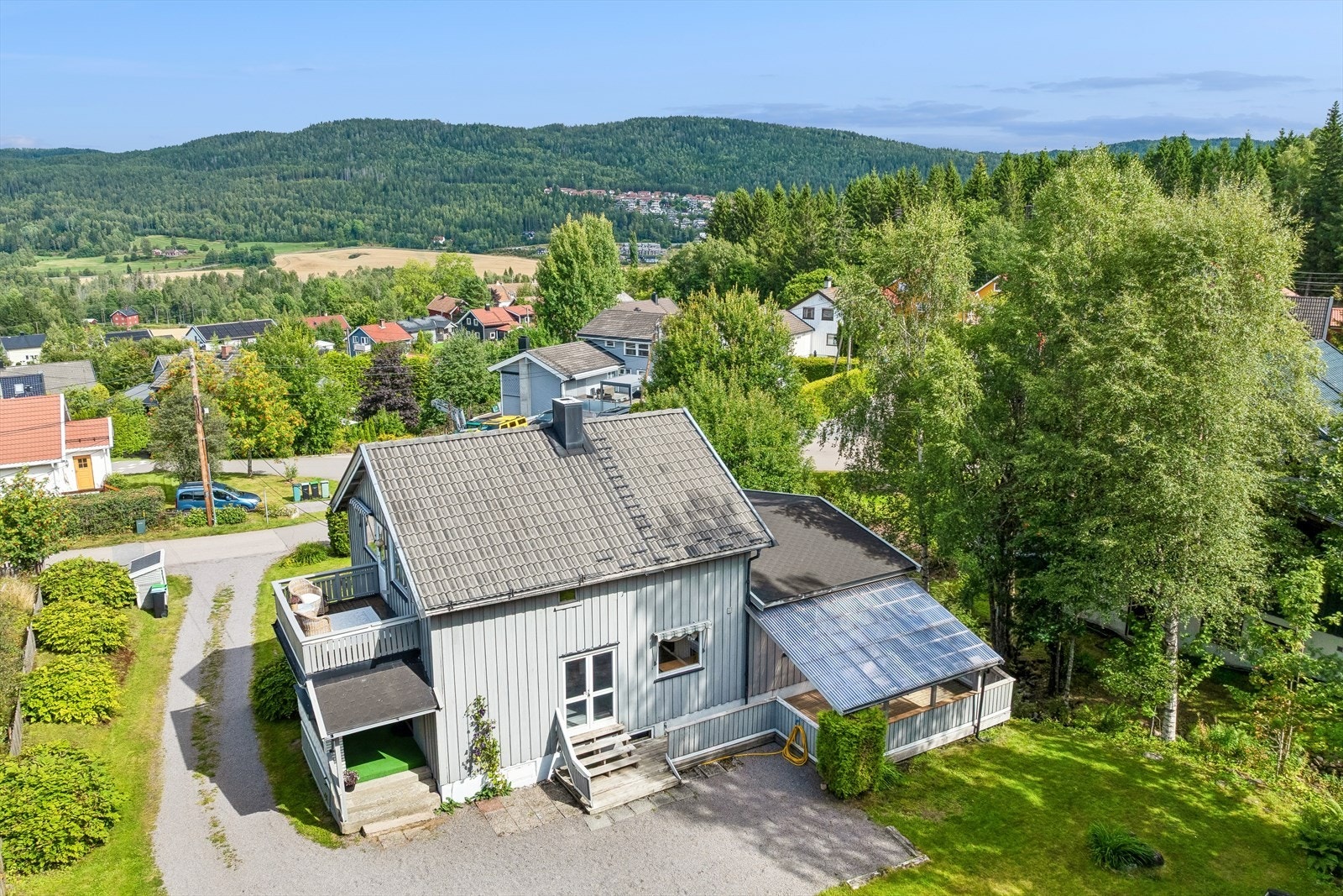 Eiendommen ligger høyt og fritt med flott utsikt over nærområdet. Galleribilde