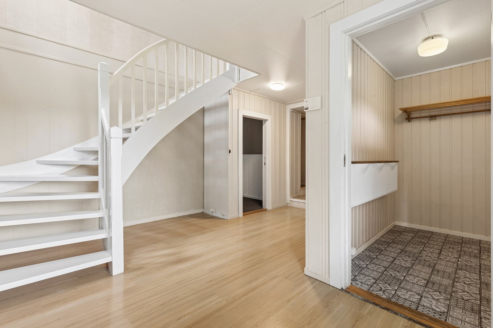Romslig hall med tilknytning til flere av boligens rom. Galleribilde