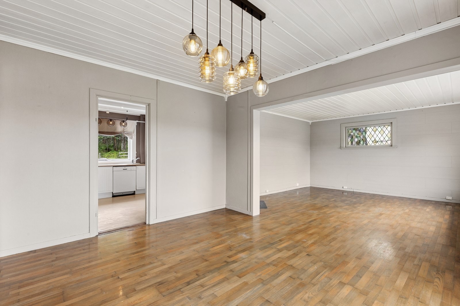 Stuen har en åpen løsning mot spisestuen, som igjen har tilknytning til kjøkkenet. Galleribilde
