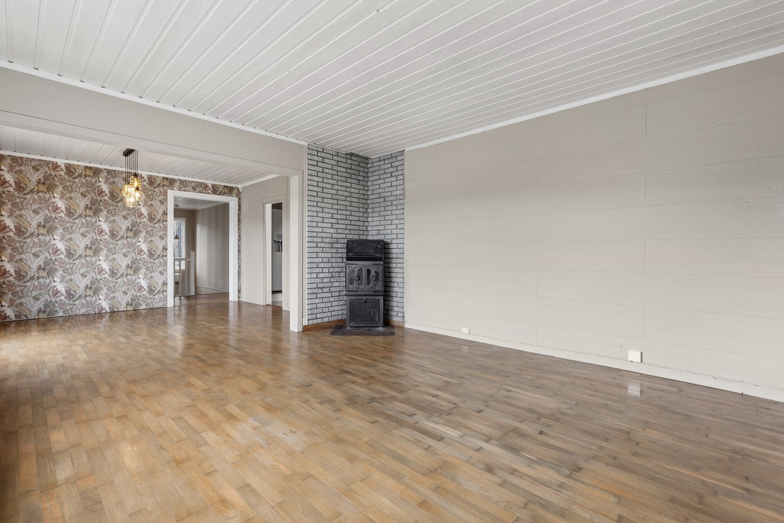 Stuen er romslig og lett å møblere med plass til en stor sofagruppe. Galleribilde