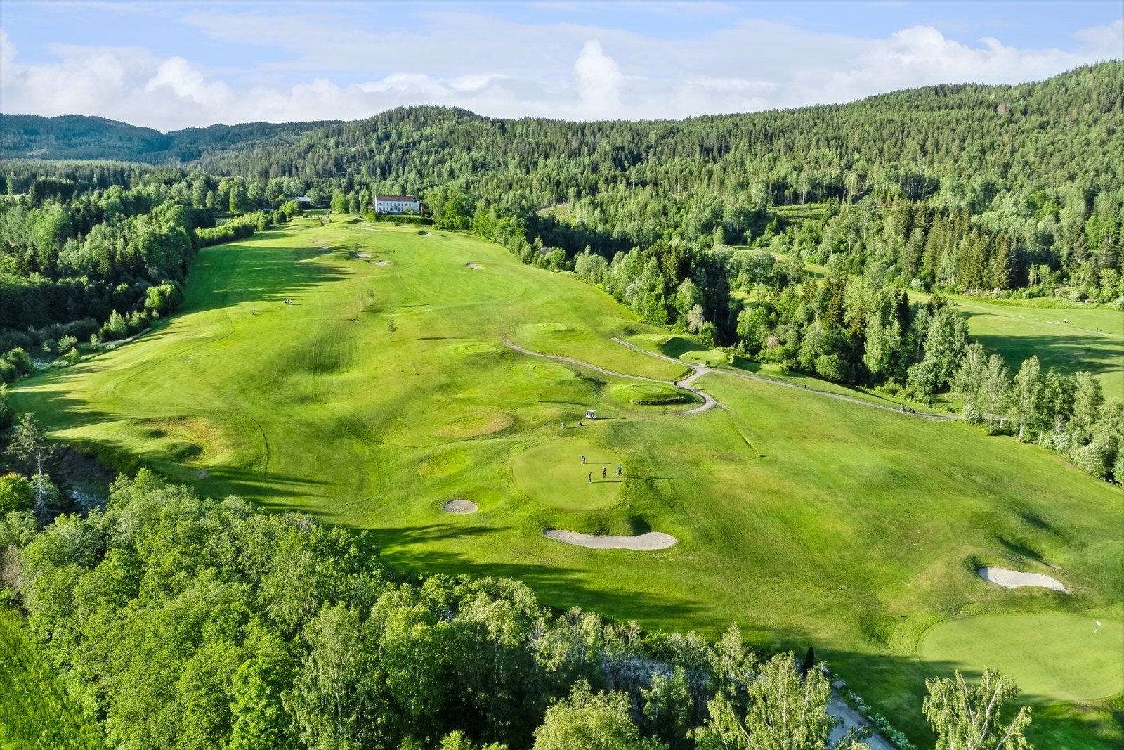 Ås gård tilbyr en 18-hulls golfbane og ligger i kort avstand fra boligen. Galleribilde